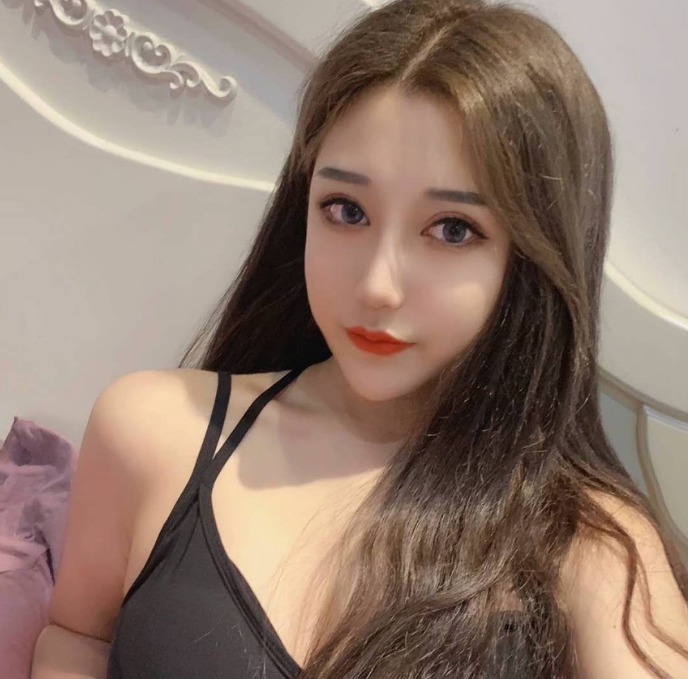 学生妹颜值漂亮 一时兴起能模仿电影里的姿势